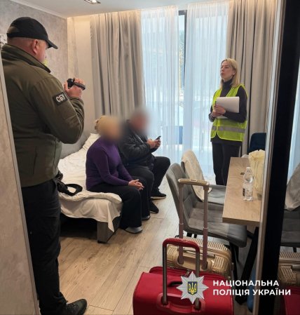 Задержанные фигуранты в гостиничном номере.