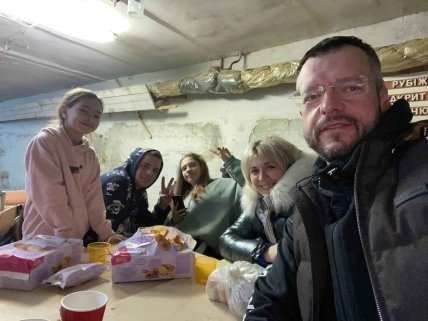 В'ячеслав у бомбосховищі з людьми, яких вивозив