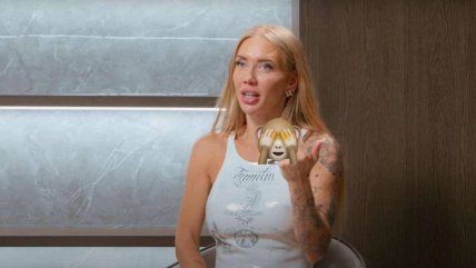 Марія, дружина полковника Олексія Єлхіна показує середній палець