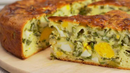 Кіш з яйцем і зеленою цибулею