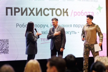 Янченко вручает награду Бойченко