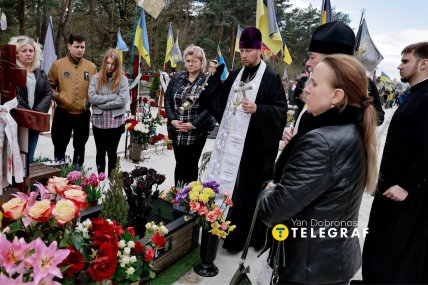 Провідна неділя на Лісовому кладовищі в Києві