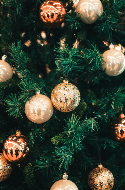 игрушки на елке 2025