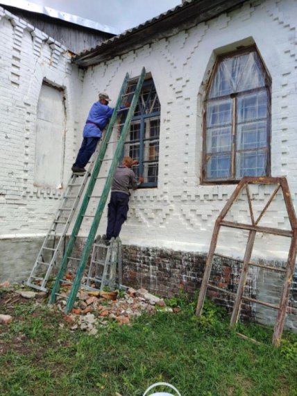 Селяни ставлять скло у вікна