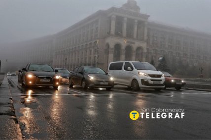 Улицы города освещают только фары автомобилей
