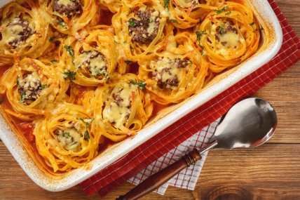 Макаронные гнезда с фаршем и сыром