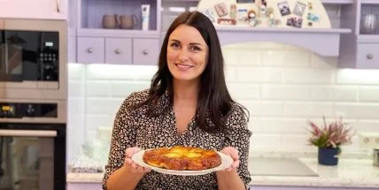 "Перевернутый пирог": судья "МастерШеф" показала, как приготовить французский тарт Татен (Видео)