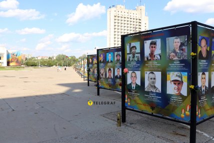 Аллея памяти погибших военных на площади Независимости в Сумах 2025