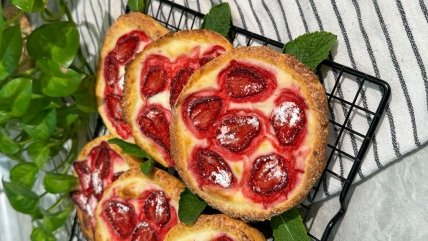 Сирні ватрушки з полуницями