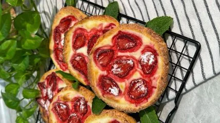 Сирні ватрушки з полуницями