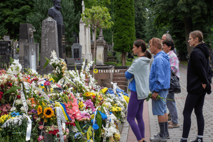 Люди біля могили Ірини Фаріон