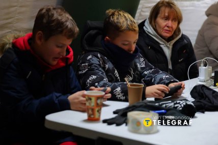 Діти у Пункті незламності у Києві грають у телефони, фото - Ян Добронсоов