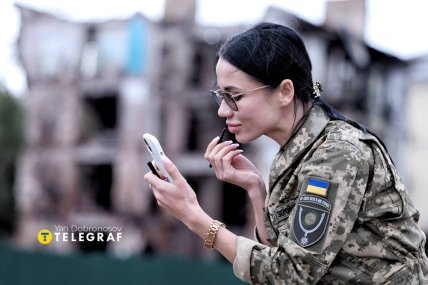 Катерина Мирончук фарбує губи