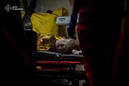 Постраждалого від удару в Сумах везуть в швидку