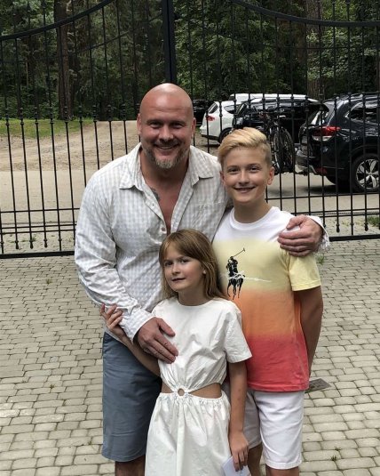 Вячеслав Узелков с детьми