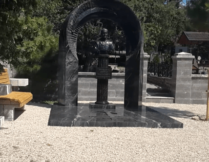 Могила младшего сына Виктора Януковича