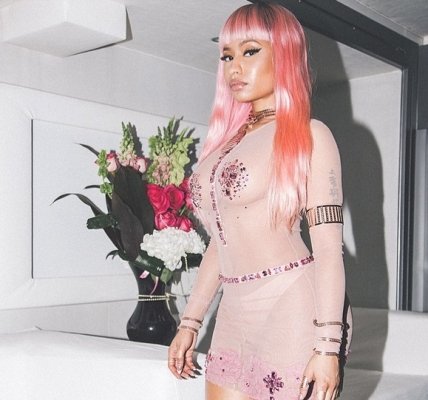 Ники Минаж в очередной раз поменяла цвет волос