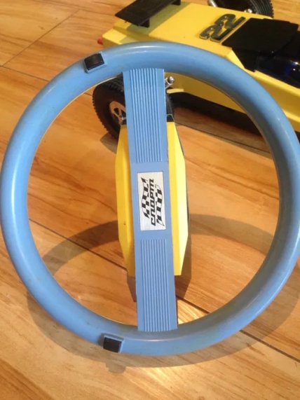 игрушечная машинка