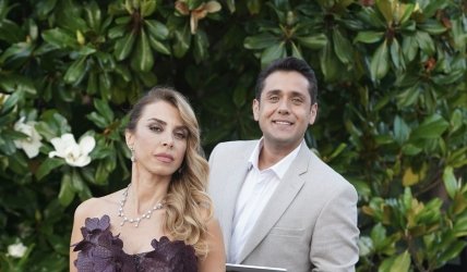 Кадр із серіалу "Постукай у мої двері" - Айдан Болат та її помічник Сейфі