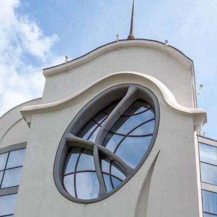 Велике кругле вікно на віллі Барселона у Дніпрі