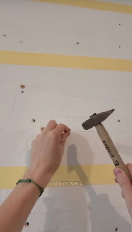 Хлопець встановив дюбелі та цвяхи для надійного кріплення.
