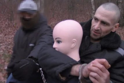Злочинець під час одного зі слідчих експериментів