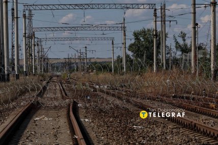 Залізничні колії перекриті колючим дротом. Фото: Ян Доброносов "Телеграф"