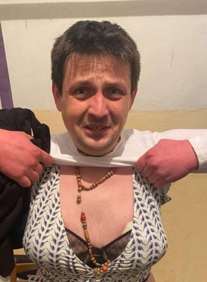 Львовянин, переодевшийся в женщину с большим бюстом