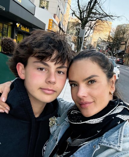 Алессандра Амбросіо син Ноа Фенікс