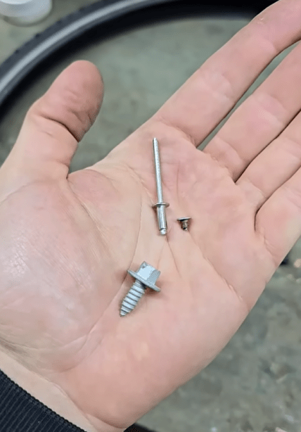 Шип, саморез, заклепка для того, чтобы зашиповать подошву