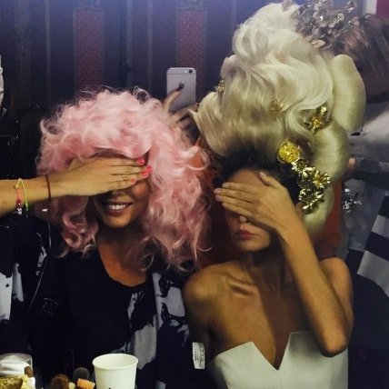 Анна Седокова и Вера Брежнева примерили роскошные парики