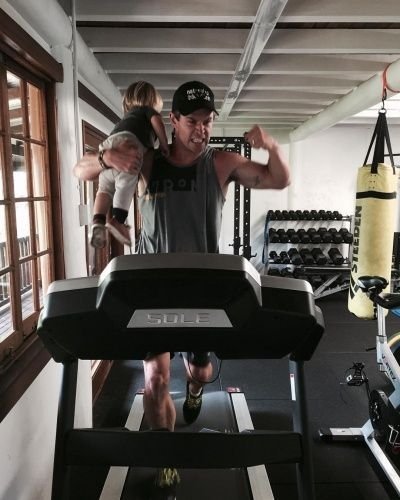 Крис Хемсворт опубликовал трогательное фото с сыном