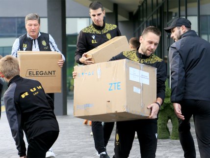 коробки с помощью носящих людей