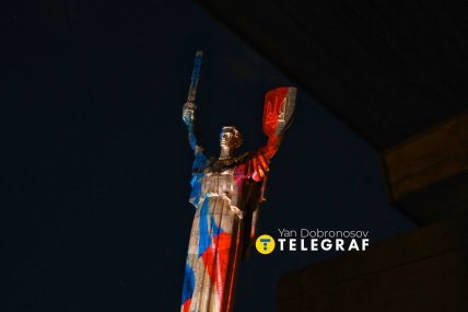 Батьківшина-мати підсвічена прапором США. Фото Ян Доброносов