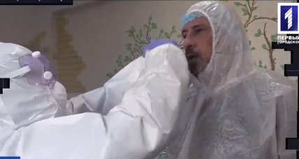 Николай Колесник и медик в защитных комбинезонах