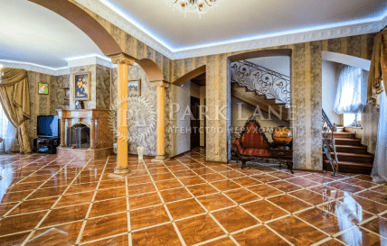 Під Києвом продають будинок у стилі Пшонки