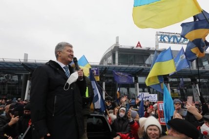 Порошенко выступает перед соратниками возле аэропорта "Киев"