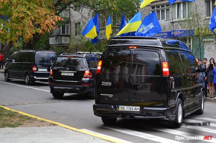 Мікроавтобуси Chevrolet Express із прапорами Партії регіонів