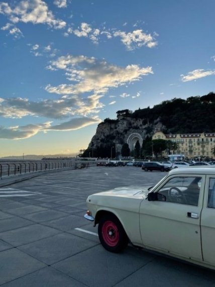 Автівка біля моря