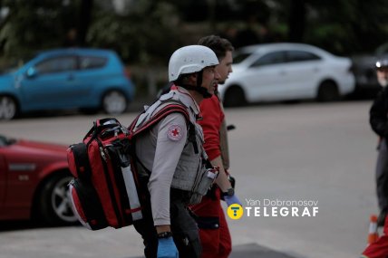 Медик спешит на помощь после удара РФ