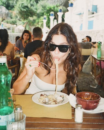 каміла морроне в окулярах