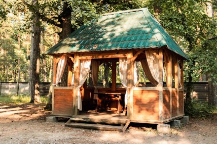 Клієнтам пропонують альтанки різного розміру, в залежності від кількості людей