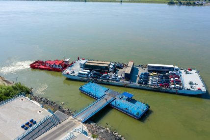 Поромная переправа работает круглосуточно