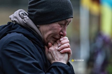 Женщина горько плачет