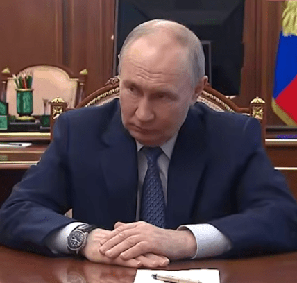 Во время разговора глава РФ поглаживал левой рукой правую