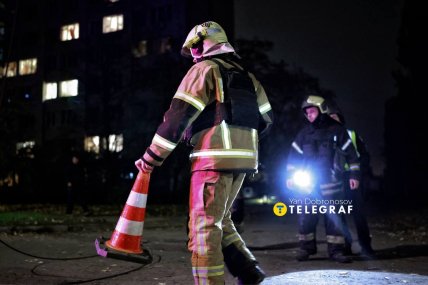 Рятувальники працюють на місці удару у Києві. Фото Ян Доброносов
