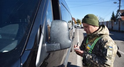 Пограничник проверяет документы