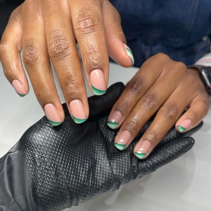 Зеленый маникюр