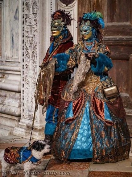 Чоловік і жінка в карнавальних костюмах