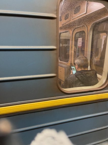 Брудні вікна у вагонів київської підземки